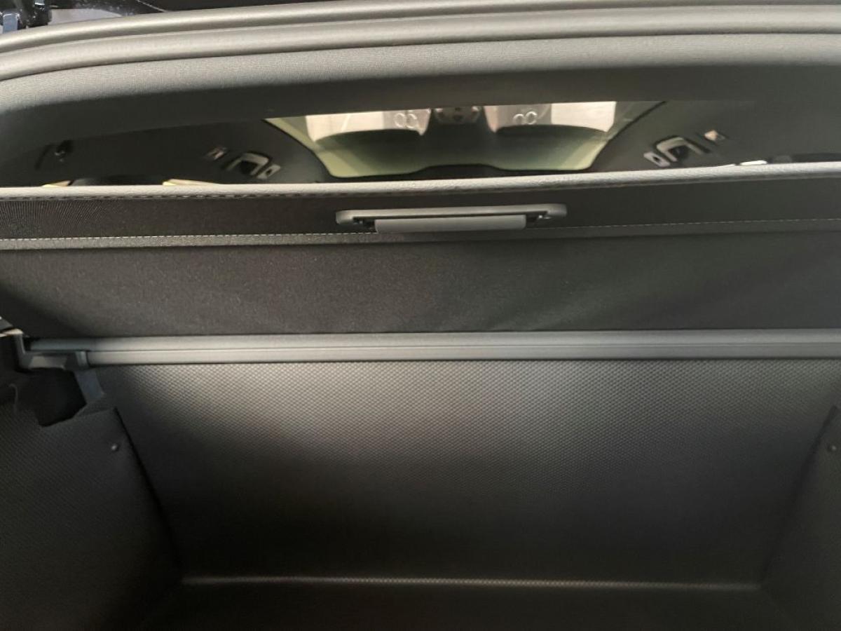 Aus einer Bodenmatte wird blitzschnell ein formstabiler Kofferraumschutz. Die Rückwand unterhalb der Abdeckung ist total dicht